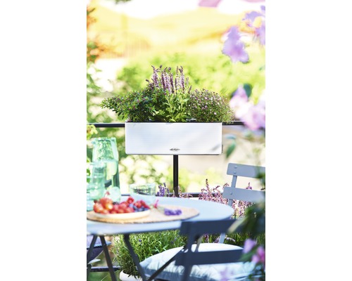 Balkónová scéna s osadeným kvetináčom, stolom a stoličkami