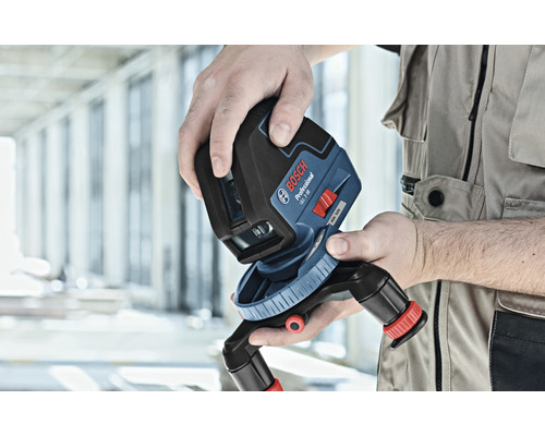 Logo spoločnosti Bosch. Ruka drží čiarový laser.