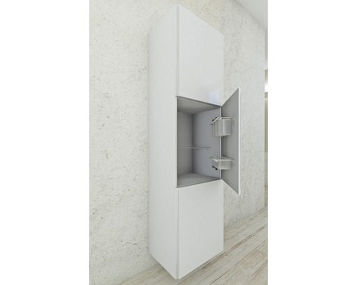 Biela kúpeľňová vysoká skrinka s otvorenými dverami a úložnými policami