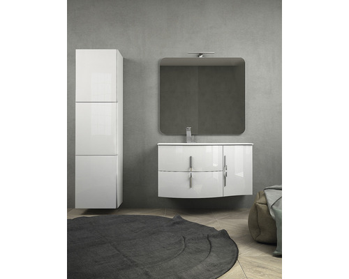 Kúpeľňa s umývadlovou skrinkou, zrkadlom, osvetlením a vysokou skrinkou