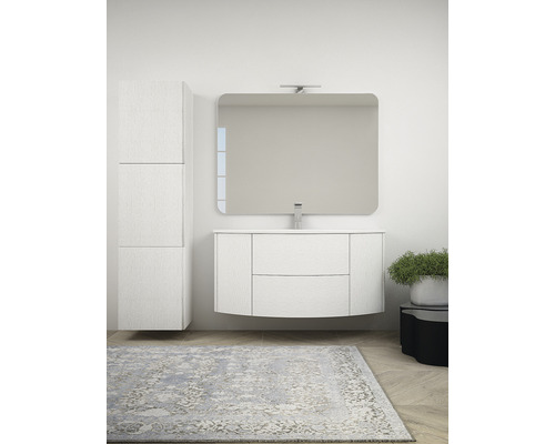 Kúpeľňa s umývadlovou skrinkou, zrkadlovou skrinkou a vysokou skriňou pre svetlé a organizované prostredie.