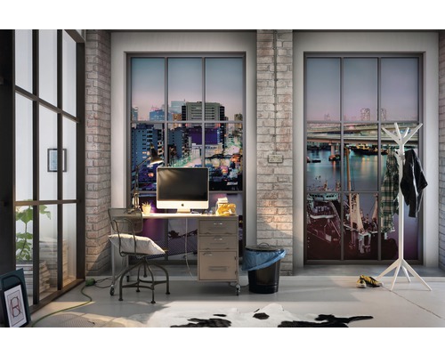 Pracovňa so stolom, stoličkou, kartotékou, odpadkovým košom a oknami s výhľadom na mesto