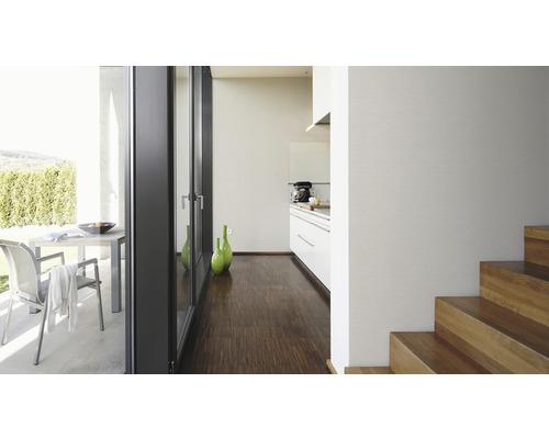 Svetlá miestnosť s terasovými dverami, záhradným nábytkom, kuchyňou a schodiskom