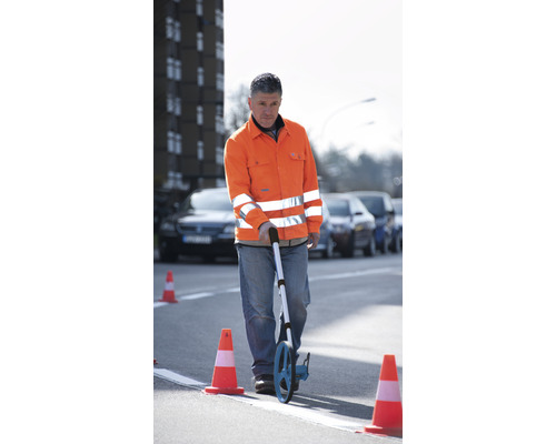 Muž s meracím kolieskom na ulici