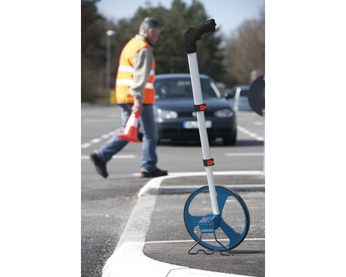 Kolieskový merací prístroj na meranie vzdialeností na asfalte