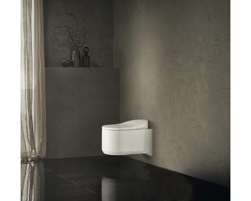 Moderná kúpeľňa so závesným sprchovacím WC a tmavou podlahou