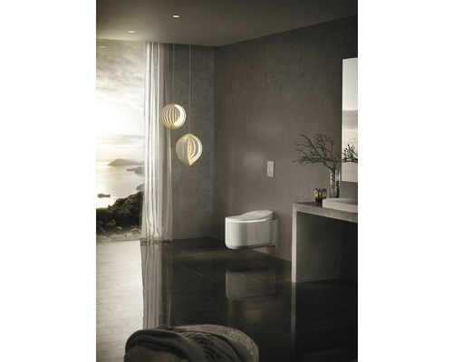 Moderná kúpeľňa so závesným sprchovacím WC, umývadlom a výhľadom na more