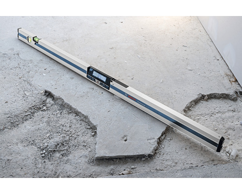 Digitálna vodováha na betónovej podlahe