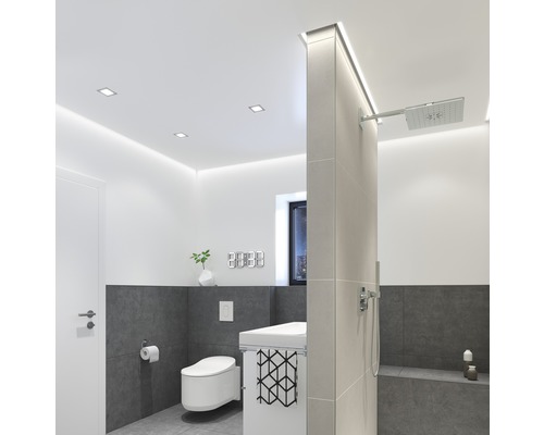 Moderná kúpeľňa s toaletou, umývadlom a sprchou