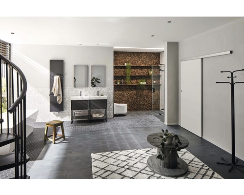 Priestranná kúpeľňa s umývadlom, zrkadlami, radiátorom, vaňou a sprchou