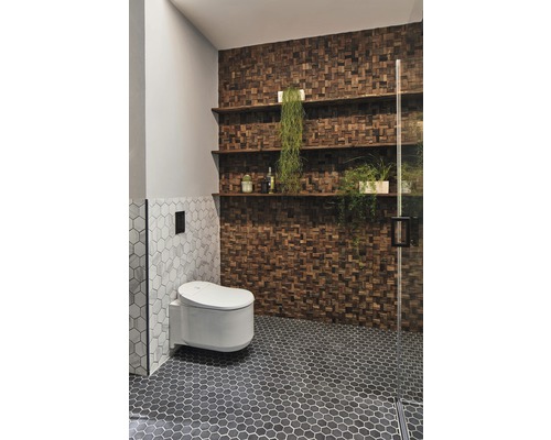 Kúpeľňa so závesným WC, dreveným obkladom a policami