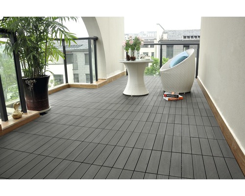 Terasa so sivými terasovými dlaždicami, stolom a stoličkou