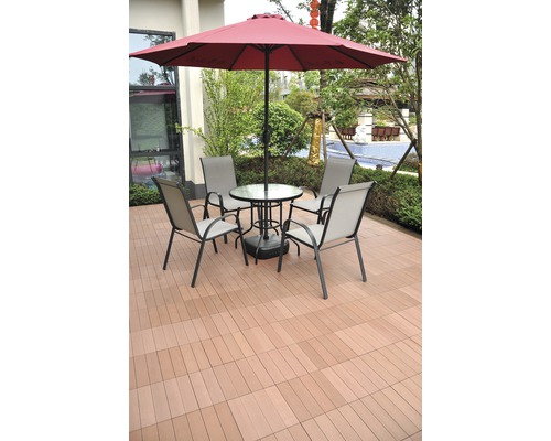 Terasa so slnečníkom, stolom a stoličkami