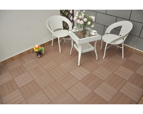 Terasa s podlahovými dlaždicami imitujúcimi drevo a posedením