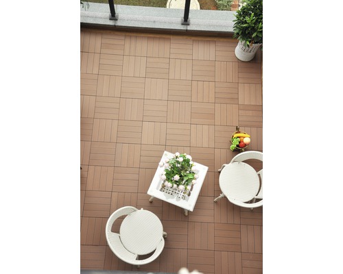 Terasa s terasovými dlaždicami, stolom a stoličkami.