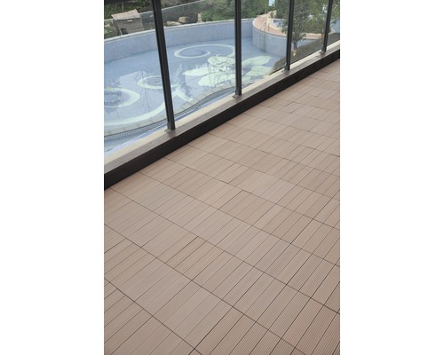 Pokládka terasových dlaždíc vo vonkajšom priestore s výhľadom na bazén