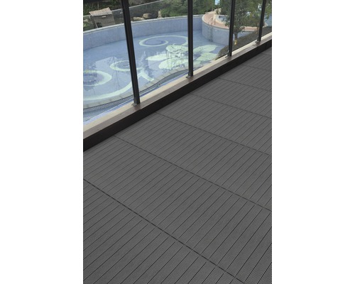 Balkón s terasovými doskami a výhľadom na bazén