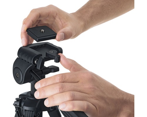 Muž pripevňuje rýchloupínaciu doštičku k hlave statívu.