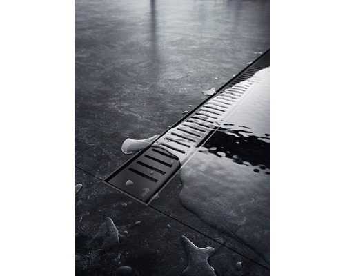 Podlahová vpust s vodou na tmavom pozadí