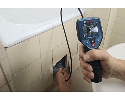 Potrubná inšpekčná kamera v prevádzke pod vaňou