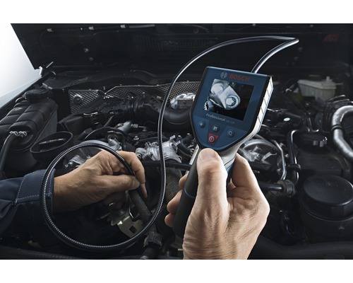 Logo spoločnosti Bosch. Ruka drží inšpekčnú kameru pred otvoreným motorovým priestorom.