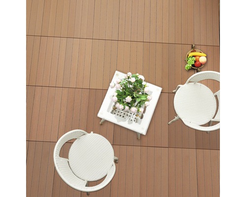 Terasa s drevenou podlahou, dve biele ratanové stoličky a stôl