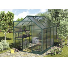 Skleník s otvorenými dverami a policou na rastliny v záhrade.