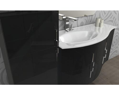 Kúpeľňa s umývadlovou skrinkou, umývadlom a batériou