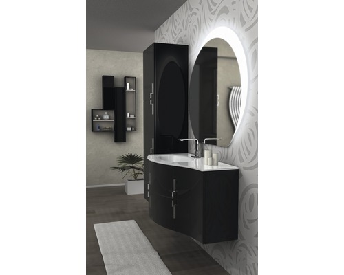 Moderná kúpeľňa s čiernym umývadlom, zrkadlovou skrinkou a oválnym zrkadlom s osvetlením