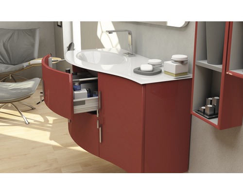 Moderná kúpeľňa s umývadlovou skrinkou, umývadlom a otvorenou zásuvkou