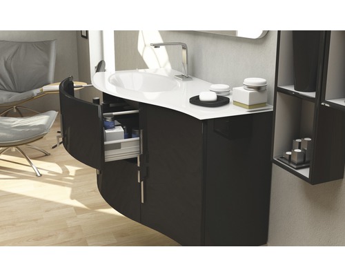 Kúpeľňa s umývadlom, batériou, spodnou skrinkou a zásuvkou.