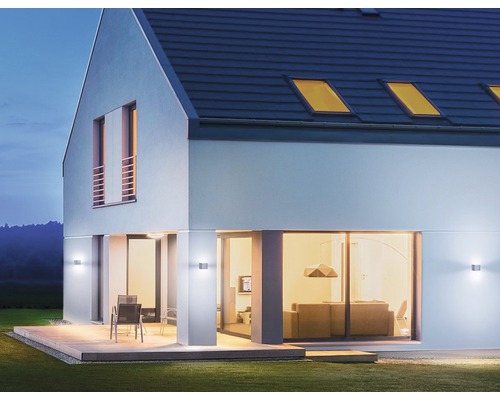 Moderný dom s vonkajším osvetlením, terasou a záhradou