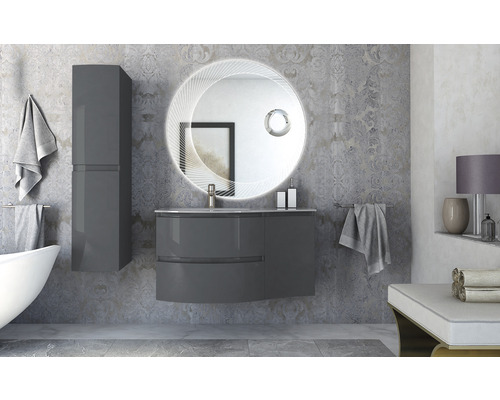 Kúpeľňa s umývadlom, zrkadlovou skrinkou a vysokou skrinkou