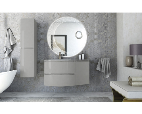 Kúpeľňa s umývadlovou skrinkou, zrkadlovou skrinkou a uterákmi na stene