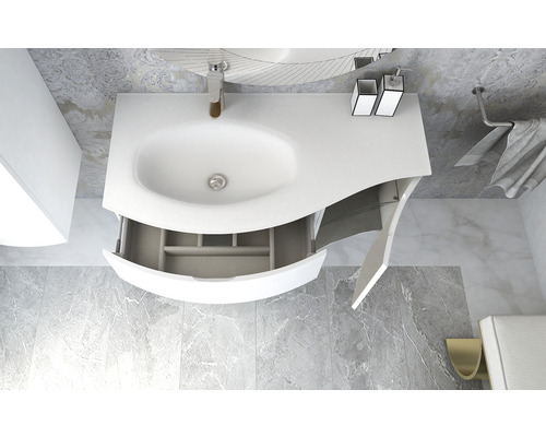 Kúpeľňa s umývadlom, otvorenou spodnou skrinkou a vodovodnou batériou, pohľad zhora