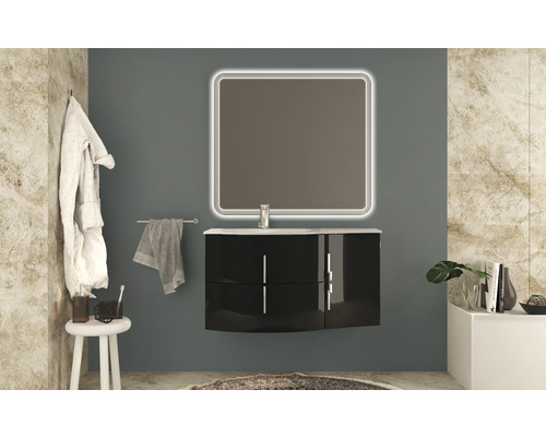 Moderná kúpeľňa s umývadlom, osvetleným zrkadlom a dekoráciou