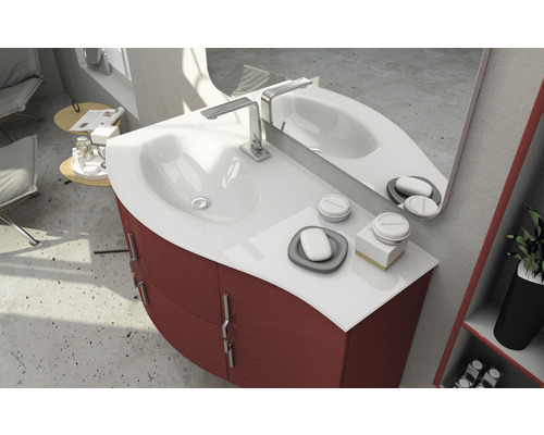 Umývadlo so skrinkou, umývadlom, batériou a zrkadlom v kúpeľni