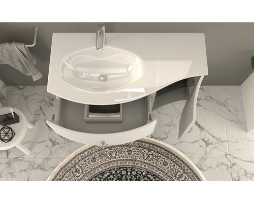 Kúpeľňa s umývadlom, otvorenou spodnou skrinkou a okrúhlym kobercom