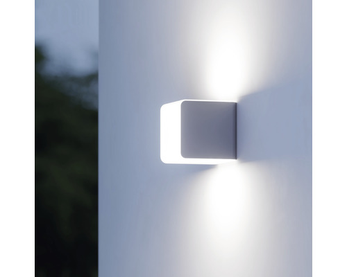 Štvorcové vonkajšie LED nástenné svietidlo z kovu svieti nahor a nadol.