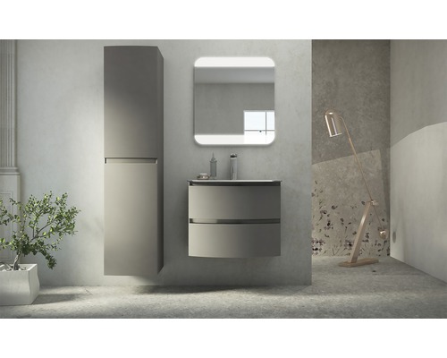 Moderná kúpeľňa s umývadlovou skrinkou, zrkadlovou skrinkou a vysokou skrinkou pre svetlé a upratané prostredie