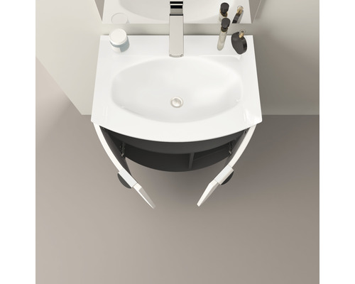 Umývadlo s otvorenou skrinkou v skrinke v kúpeľni