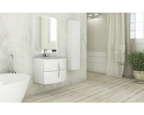 Kúpeľňová scéna s umývadlom, zrkadlom, vysokou skriňou a vaňou vo svetlom dizajne.