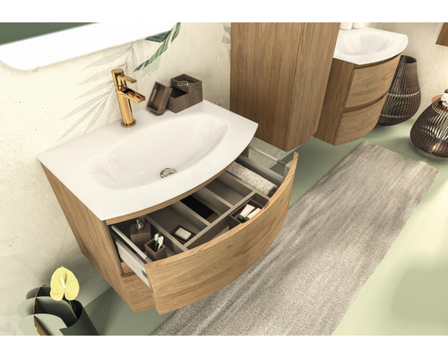 Kúpeľňová scéna s umývadlovou skrinkou, umývadlom, batériou a kúpeľňovým kobercom