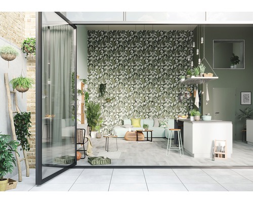 Svetlá obývacia časť s tapetou so vzorom rastlín, rastlinami a terasovými dverami