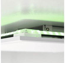 Detailný záber LED pásika s čírym rohovým spojením pod skrinkou.
