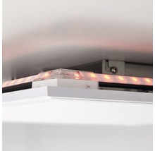 Detail LED pásika s konektorom na strope
