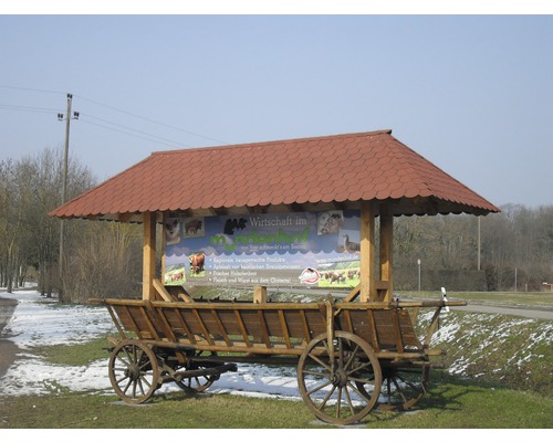 Informačný stánok na drevenom vozíku so strechou a ukazovateľom pre regionálne produkty.