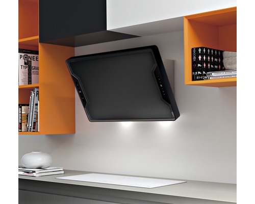 Nástenný digestor v modernej kuchyni s oranžovými policami