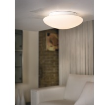 Biele stropné svietidlo v obývacej izbe