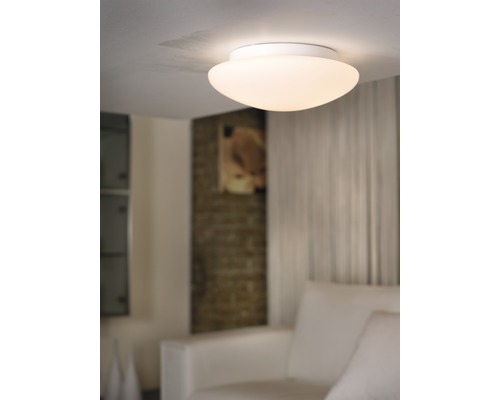 Biele stropné svietidlo v obývacej izbe